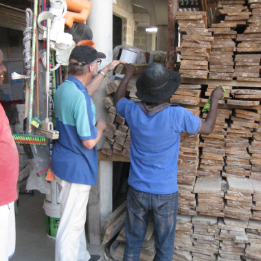 Goed hout uitzoeken in een van de shops in de stad.