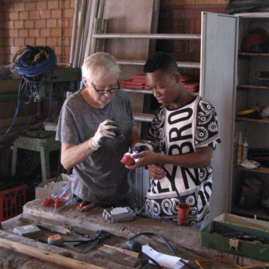 Een van de jongens leert voor elektricien en helpt Nico