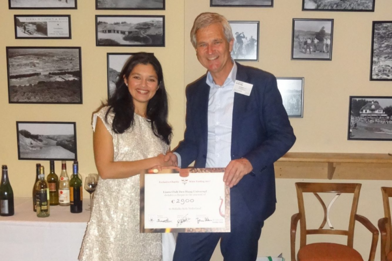 Jamie Lieuw-A-Len geeft check aan Ton Willemsen