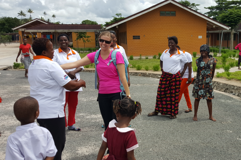 Moeders en kinderen nemen afscheid van Emily