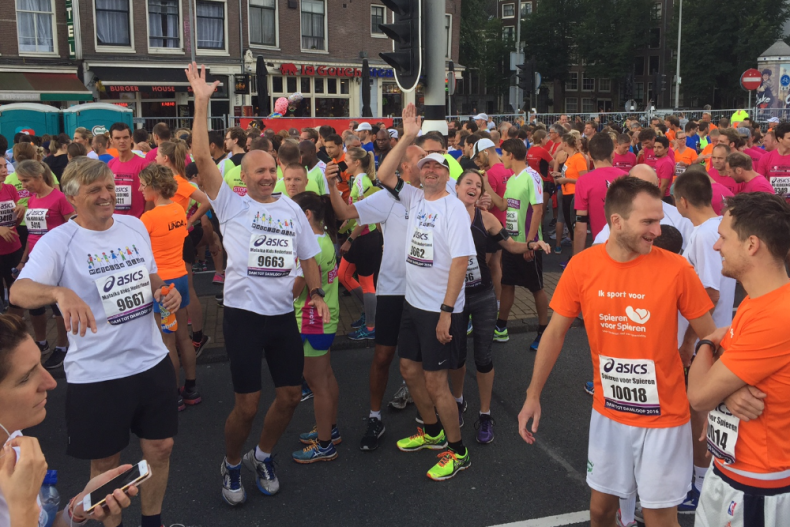 Malaika Kids lopers bij de start van de Dam-tot-Damloop