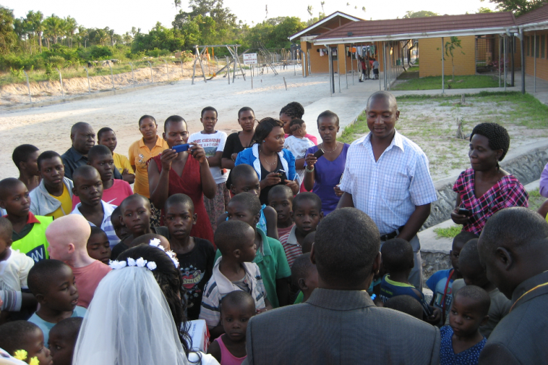 James geeft uitleg aan de kinderen en mama's