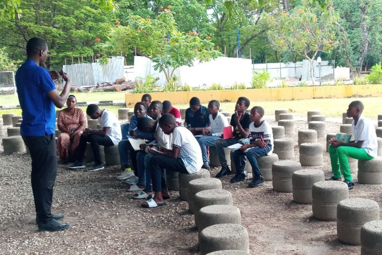 De kinderen maken aantekeningen voor het essay dat ze over de excursie moeten schrijven. 