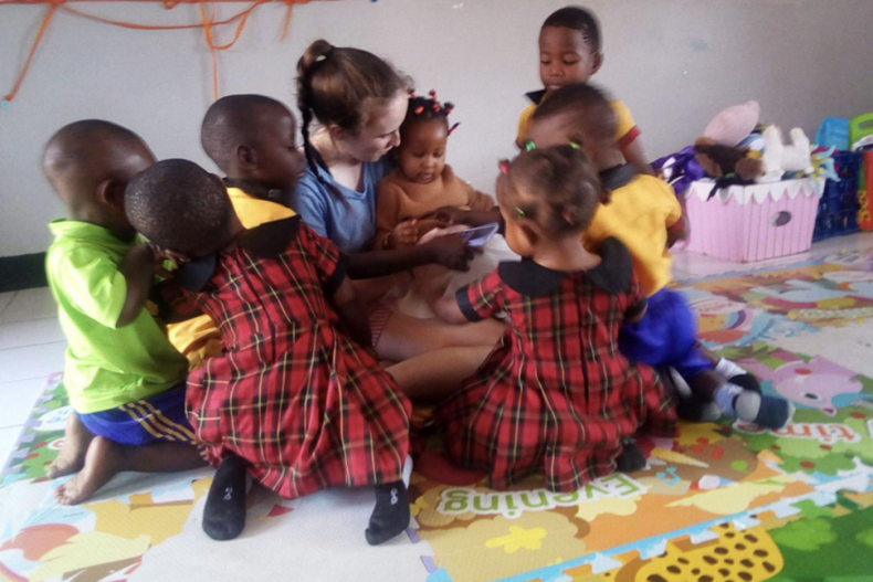 Abigail Russell met de kinderen