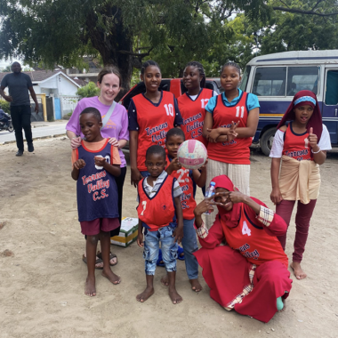 Abigail Russell bezoekt kinderhuis