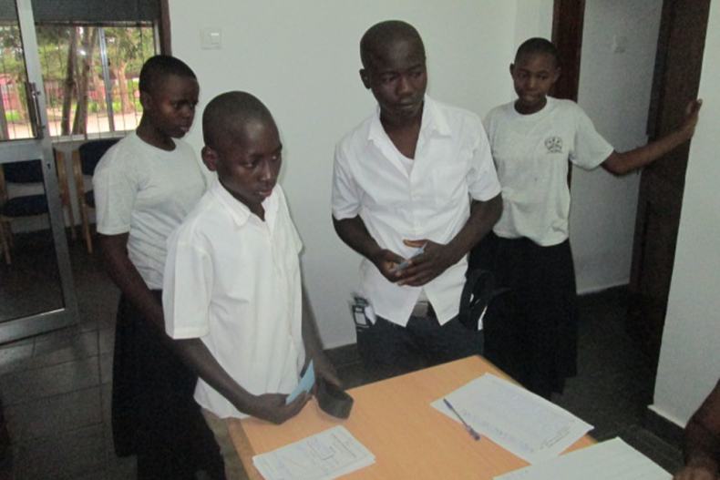 Vier kinderen naar Ujenzi