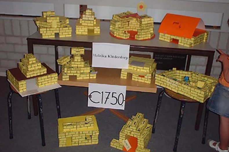 Spaarpotjes in de vorm van een stukje muur.